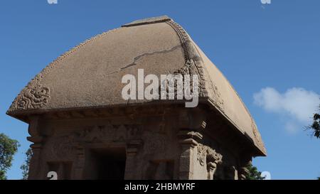 Dies sind „fünf rathas“, da sie den Prozessionswagen eines Tempels ähneln. Statuen in Stein gemeißelt. Dies ist eines der Merkmale in mehreren hinduistischen Schriften Stockfoto