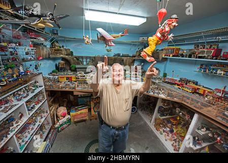 Eine kleine Zirkussammlung füllt eine Garage. Stockfoto