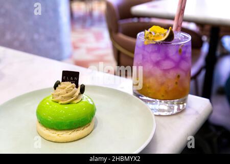 Ombre Passion Fruit Cooler und Pistachio Rose Creme im EL&N Cafe Brompton Road, London, Großbritannien Stockfoto