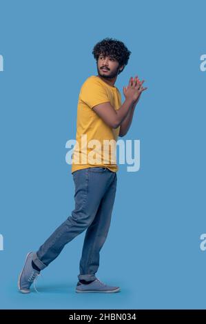 Konzentrierter, ruhiger Mann, der in legerer Kleidung gekleidet ist und wegschaut Stockfoto