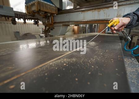 Fokussiertes Foto auf Instrument, das Sägespäne bläst Stockfoto