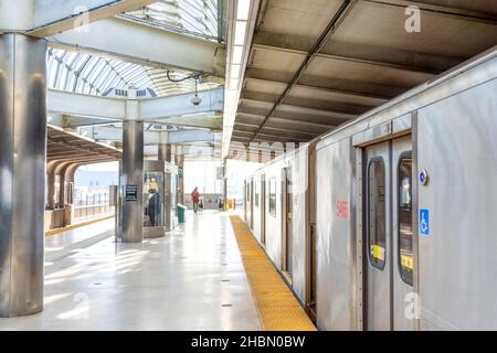 Bombardier U-Bahn-Zug auf dem Bahnsteig der Yorkdale U-Bahn-Station. 20. Dezember 2021 Stockfoto