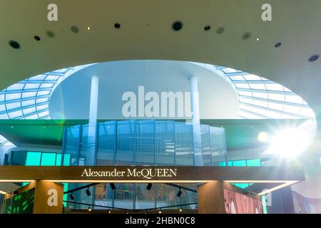 Ein Showroom für die Marke Alexander McQueen im Inneren der Yorkdale Shopping Mall, die eine der größten und teuersten des Landes ist 20, Stockfoto