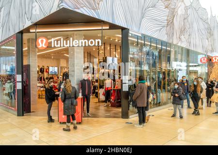 Die Leute stehen an einem Lululemon-Laden in der Yorkdale Shopping Mall, die eine der größten und teuersten im Land ist 20, 2021 Stockfoto