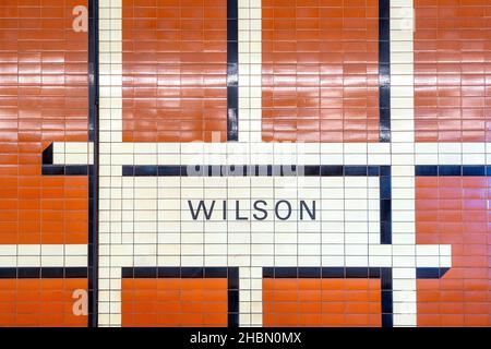 Urbane Kunstdekoration im Inneren der U-Bahn-Station Wilson. 20. Dezember 2021 Stockfoto