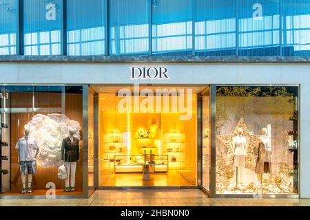 Fassade und Eingangstür zu einem Dior Boutique-Shop in der Yorkdale Shopping Mall, die eine der größten und teuersten im Land ist 20, Stockfoto