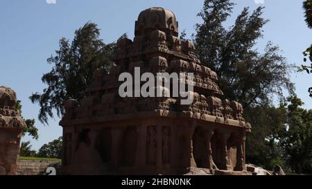 Dies sind „fünf rathas“, da sie den Prozessionswagen eines Tempels ähneln. Statuen in Stein gemeißelt. Dies ist eines der Merkmale in mehreren hinduistischen Schriften Stockfoto