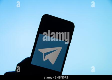 Rheinbach, Deutschland 20. Dezember 2021, das Markenlogo des Messenger-Dienstes Telegram auf dem Display eines Smartphones (Fokus auf das Markenlogo) Stockfoto