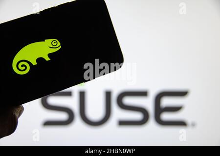 Rheinbach, 4. November 2021, das Markenlogo des Softwareunternehmens SUSE auf dem Display eines Smartphones (Fokus auf das Markenlogo) Stockfoto