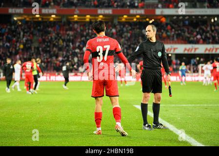 Hiroki ITO (S) enttäuscht nach dem Spiel, Schiedsrichter-Assistent Christian LEICHER klatscht, Fußball 1. Bundesliga, Spieltag 17th, FC Köln (K) - VfB Stuttgart (S) 1: 0, am 19. Dezember 2021 in Köln/Deutschland. #die DFL-Vorschriften verbieten die Verwendung von Fotos als Bildsequenzen und/oder quasi-Video # Â Stockfoto