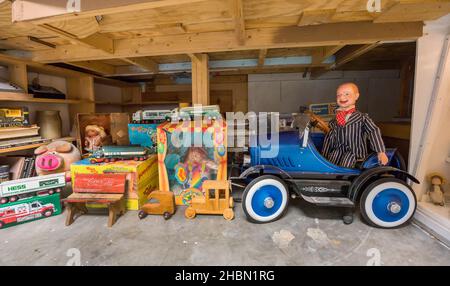 Eine kleine Zirkussammlung füllt eine Garage. Stockfoto