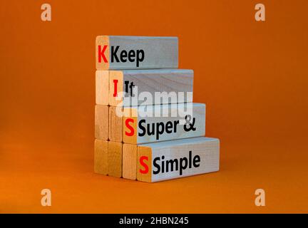 KISS halten es super und einfaches Symbol. Konzept Wörter KISS halten es super und einfache Holzblöcke. Schöner orangefarbener Tisch, orangefarbener Hintergrund. Business K Stockfoto