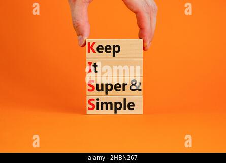 KISS halten es super und einfaches Symbol. Konzept Wörter KISS halten es super und einfache Holzblöcke. Schöner orangefarbener Tisch, orangefarbener Hintergrund. Business K Stockfoto