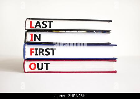 LIFO Last in First Out Symbol. Konzept Wörter LIFO dauern zuerst heraus auf Büchern. Schöner weißer Tisch, weißer Hintergrund. Geschäftsmann Hand. Business und Stockfoto