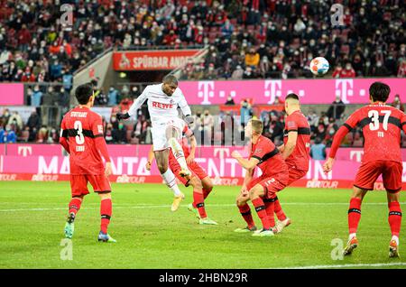 Anthony MODESTE (K) führt den Ball an, das Tor zu 1: 0, Action, Header, gegen vr Hiroki ITO (S), Konstantinos MAVROPANOS (S), Waldemar ANTON (S), Soccer 1. Bundesliga, Spieltag 17th, FC Köln (K) - VfB Stuttgart (S), am 19. Dezember 2021 in Köln/Deutschland. #die DFL-Vorschriften verbieten die Verwendung von Fotos als Bildsequenzen und/oder quasi-Video # Â Stockfoto