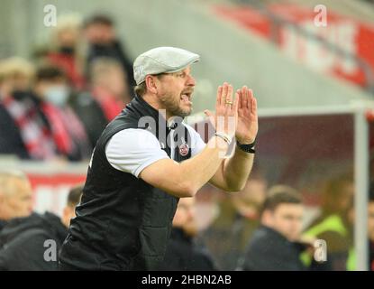 Trainer Steffen BAUMBART (K) Geste, Geste, Fußball 1st Bundesliga, 17th Spieltag, FC Köln (K) - VfB Stuttgart (S), am 19. Dezember 2021 in Köln/Deutschland. #die DFL-Vorschriften verbieten die Verwendung von Fotos als Bildsequenzen und/oder quasi-Video # Â Stockfoto