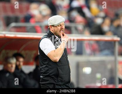 Trainer Steffen BAUMBART (K) Geste, Geste, Fußball 1st Bundesliga, 17th Spieltag, FC Köln (K) - VfB Stuttgart (S), am 19. Dezember 2021 in Köln/Deutschland. #die DFL-Vorschriften verbieten die Verwendung von Fotos als Bildsequenzen und/oder quasi-Video # Â Stockfoto