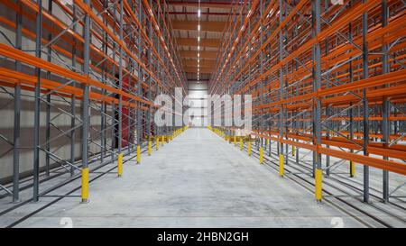 Logistiklager mit leeren hohen Regalen Stockfoto