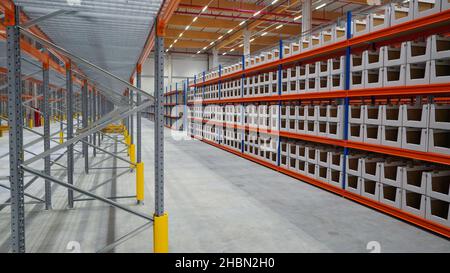 Logistiklager mit leeren hohen Regalen Stockfoto