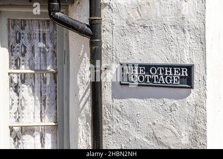 The Other Cottage - ein ungewöhnlicher Hausname im Exmoor Dorf Porlock, Somerset UK Stockfoto