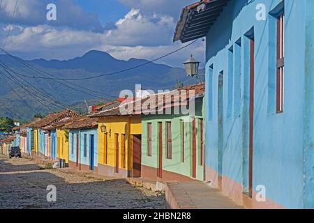 Koloniale gepflasterte Straße mit pastellfarbenen Häusern in der Stadt Trinidad, Provinz Sancti Spíritus auf der Insel Kuba, Karibik Stockfoto