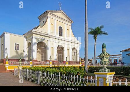 Plaza Mayor und Kirche der Heiligen Dreifaltigkeit / Iglesia Mayor de la Santísima Trinidad in der Stadt Trinidad, Sancti Spíritus auf der Insel Kuba Stockfoto