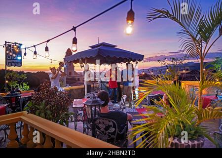 Kubanische Band bei Sonnenuntergang mit Musikern, die Salsa-Musik in der Dachbar in der Stadt Trinidad, Provinz Sancti Spíritus auf der Insel Kuba, Karibik, spielen Stockfoto