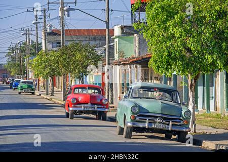 Klassische amerikanische Autos parkten entlang der Straße in der Stadt Ranchuelo in der Provinz Villa Clara auf der Insel Kuba, Karibik Stockfoto