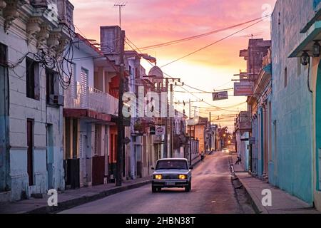 Straßenszene bei Sonnenaufgang in der Stadt Santa Clara, Provinz Villa Clara auf der Insel Kuba, Karibik Stockfoto