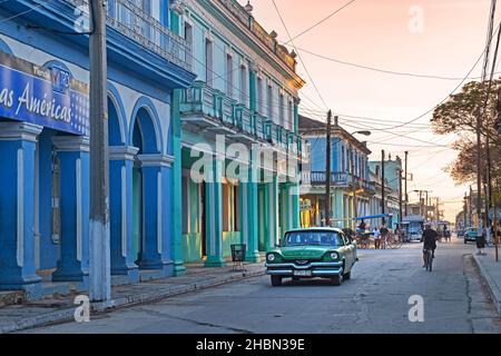 Classic American 1950s Dodge Mayfair Auto fährt bei Sonnenuntergang durch die Straße in der Stadt Colón, Provinz Matanzas auf der Insel Kuba Stockfoto