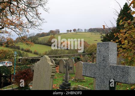 Herbstlicher Blick über den Friedhof von St. Michaels und All Angels Church auf Felder und Hügel von Church Bank, Hathersage, Hope Valley, Peak District, Derby Stockfoto