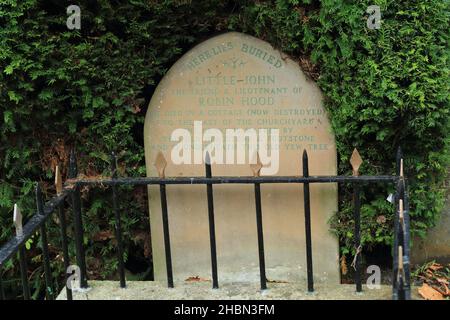 Grab des kleinen Johannes (der Legende von Robin Hood) im Kirchhof von St. Michael und allen Engeln, Church Bank, Hathersage, Hope Valley, Peak District, Derbyshir Stockfoto