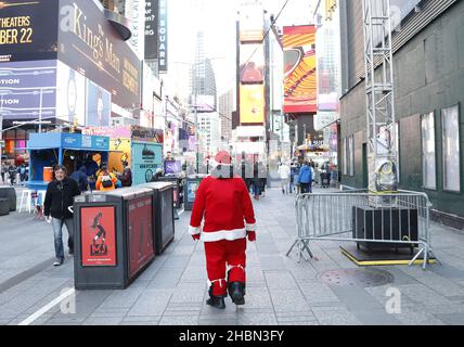 New York City, USA. 20. Dezember 2021: New York, Usa. 20th Dez 2021. Ein Mann, der als Weihnachtsmann gekleidet ist, geht am Montag, den 20. Dezember 2021, auf den Times Square in New York City. New York verzeichnet weiterhin Rekorde für positive COVID-Fälle, da die Urlaubsreisen immer weiter ansteigen. Foto von John Angelillo/UPI Kredit: UPI/Alamy Live Nachrichten Kredit: UPI/Alamy Live Nachrichten Stockfoto