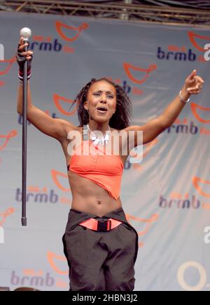 Liberty X, Kelli Young auf der Bühne bei der BRMB Party im Park, Birmingham, Großbritannien. 5th. Juli 2003. Stockfoto