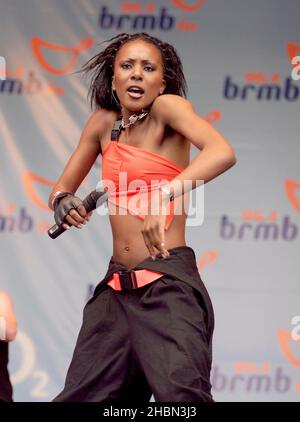 Liberty X, Kelli Young auf der Bühne bei der BRMB Party im Park, Birmingham, Großbritannien. 5th. Juli 2003. Stockfoto