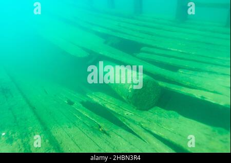 Großer gebrochener Segelmast des Bermuda-Schiffswracks im Alger Underwater Preserve im Lake Superior Stockfoto