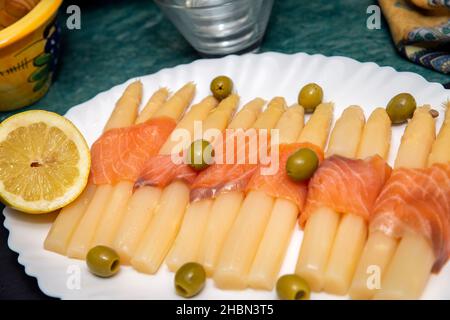 Weihnachtsvorspeisen mit Spargel, Lachs und grünen Oliven Stockfoto