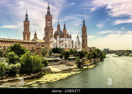 Saragossa - die Basilika del Pilar über den Ebro im Morgenlicht. Stockfoto