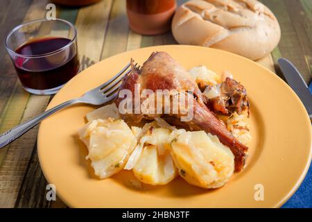 Gebratenes Lamm mit gebackenen Kartoffeln. Traditionelles Essen zu Weihnachten Stockfoto