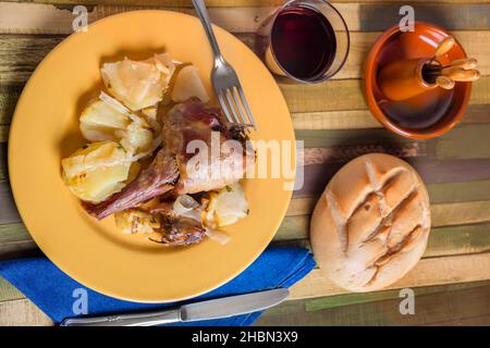 Gebratenes Lamm mit gebackenen Kartoffeln. Traditionelles Essen zu Weihnachten Stockfoto