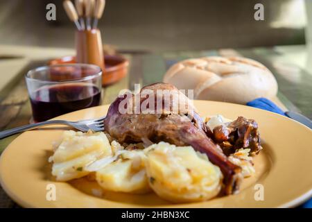 Gebratenes Lamm mit gebackenen Kartoffeln. Traditionelles Essen zu Weihnachten Stockfoto