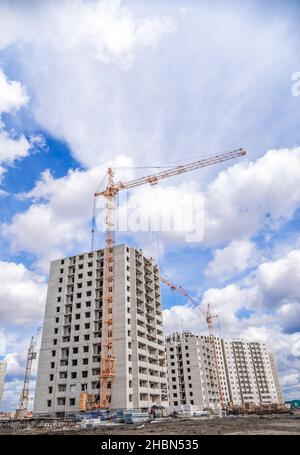 Bau von neuen Häusern und großen Kran Stockfoto