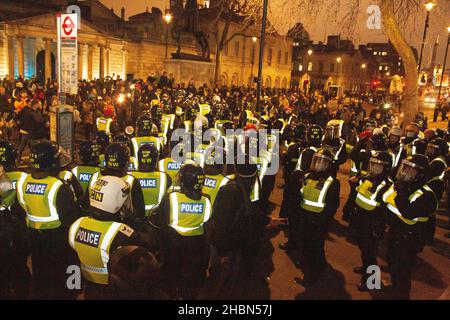 London UK 18th Dec 2021 Anti-Lockdown-Demonstranten konfrontieren Polizeibeamte in whitehall während der Demonstration. Tausende von Demonstranten gegen die Covid-19-Beschränkungen haben sich in Westminster versammelt, als einige mit der Polizei zusammenprallten. Stockfoto