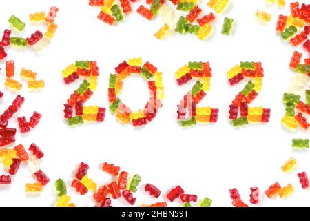 2022 aus bunten Gummibären und mehr Gummibärchen, süße Glückwunschkarte, isoliert mit kleinen Schatten auf weißem Hintergrund Stockfoto