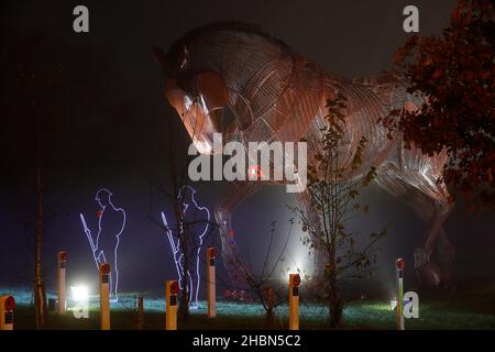 Die war Horse Skulptur & Tommy Silhouetten auf dem Mill Pond Meadow Gedenkwald in Featherstone, West Yorkshire, Großbritannien Stockfoto