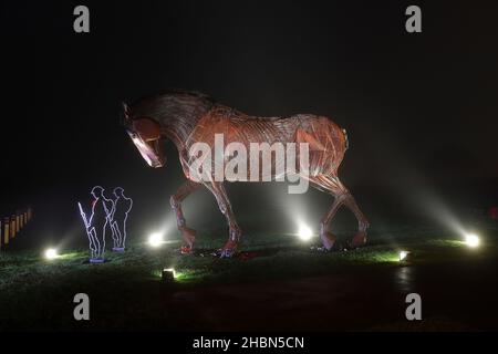 Die war Horse Skulptur & Tommy Silhouetten auf dem Mill Pond Meadow Gedenkwald in Featherstone, West Yorkshire, Großbritannien Stockfoto