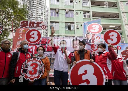 Der pro-chinesische Kandidat Stanley Ng Chau-pei spricht während seiner Kundgebung in Siu Sai Wan mit Unterstützern.die Parlamentswahlen 2021 fanden am 19. Dezember statt, da die Wahlbeteiligung bei 30,2 Prozent lag, die niedrigste seit 1997, als pro-chinesische oder pro-Establishment-Kandidaten einen weitreichenden Sieg errungen haben. Dies ist die erste große Wahl für den legislativrat seit der Reform des Wahlsystems, dem harten Durchgreifen gegen prodemokratische Parteien und der Einführung des nationalen Sicherheitsgesetzes von Hongkong mit der Einführung eines Ausschusses für die Überprüfung der Kandidatenberechtigung, um nur Patrioten zu gewährleisten Stockfoto