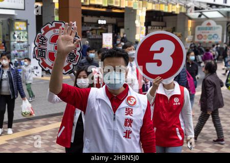 Der pro-chinesische Kandidat Stanley Ng Chau-pei winkt während seiner Kundgebung in Siu Sai Wan den Unterstützern zu.die Parlamentswahlen 2021 fanden am 19. Dezember statt, da die Wahlbeteiligung bei 30,2 Prozent lag, die niedrigste seit 1997, als pro-chinesische oder pro-Establishment-Kandidaten einen weitreichenden Sieg errungen haben. Dies ist die erste große Wahl für den legislativrat seit der Reform des Wahlsystems, dem starken Durchgreifen gegen prodemokratische Parteien und der Einführung des nationalen Sicherheitsgesetzes von Hongkong mit der Einführung eines Ausschusses für die Überprüfung der Kandidatenberechtigung, um nur Patrioten zu gewährleisten Stockfoto