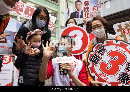 Der pro-chinesische Kandidat Stanley Ng Chau-pei posiert während seiner Kundgebung in Siu Sai Wan für Fotos mit Unterstützern.die Parlamentswahlen 2021 fanden am 19. Dezember statt, da 30,2 Prozent der Wahlbeteiligung bei den Wahlen lag, der niedrigste seit 1997, als pro-chinesische oder pro-Establishment-Kandidaten einen weitreichenden Sieg errangen. Dies ist die erste große Wahl für den legislativrat seit der Reform des Wahlsystems, dem starken Durchgreifen gegen prodemokratische Parteien und der Einführung des nationalen Sicherheitsgesetzes von Hongkong, wobei der Ausschuss für die Überprüfung der Kandidatenberechtigung eingeführt wurde, um sicherzustellen, dass dies gewährleistet ist Stockfoto