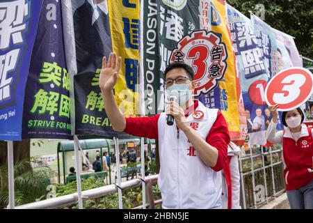 Der pro-chinesische Kandidat Stanley Ng Chau-pei spricht während seiner Kundgebung in Siu Sai Wan mit Unterstützern.die Parlamentswahlen 2021 fanden am 19. Dezember statt, da die Wahlbeteiligung bei 30,2 Prozent lag, die niedrigste seit 1997, als pro-chinesische oder pro-Establishment-Kandidaten einen weitreichenden Sieg errungen haben. Dies ist die erste große Wahl für den legislativrat seit der Reform des Wahlsystems, dem harten Durchgreifen gegen prodemokratische Parteien und der Einführung des nationalen Sicherheitsgesetzes von Hongkong mit der Einführung eines Ausschusses für die Überprüfung der Kandidatenberechtigung, um nur Patrioten zu gewährleisten Stockfoto